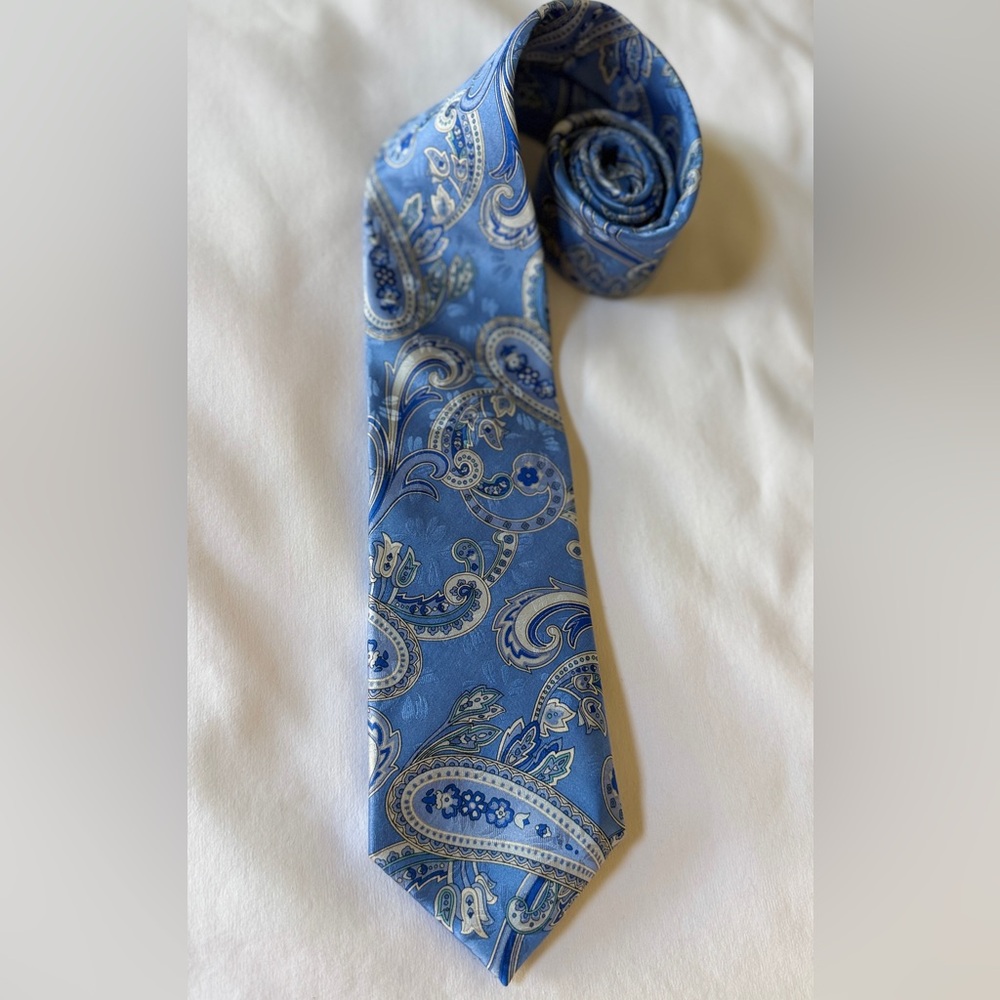 Geoffrey Beene Mens 100% Silk Tie Blue Paisley Made in USA Wide